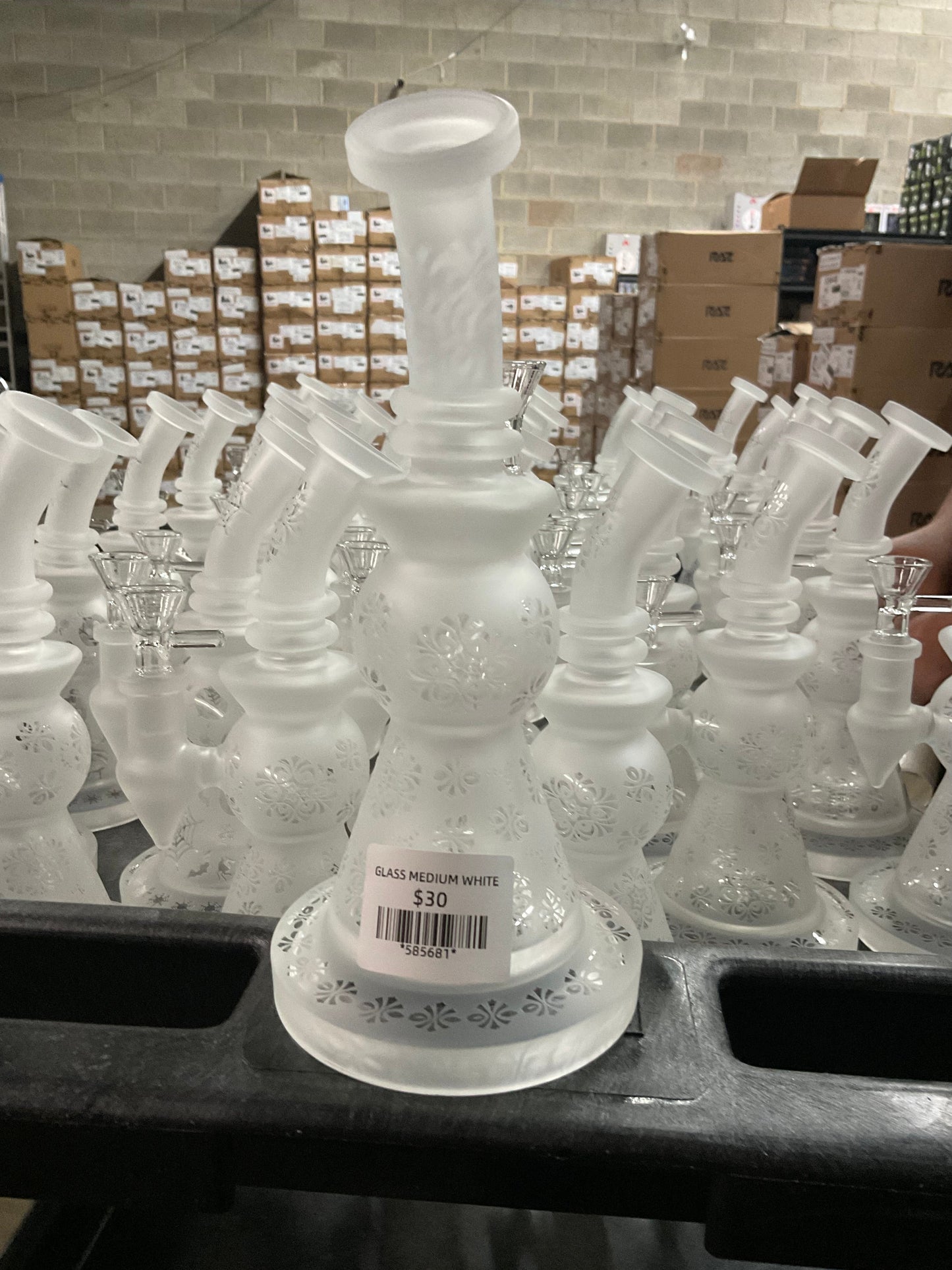 585681 Glass Medium White